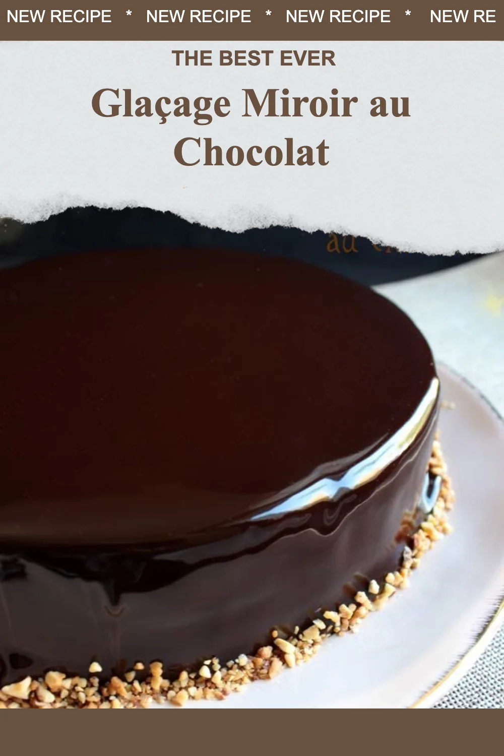 Gâteau avec glaçage miroir au chocolat brillant et lisse