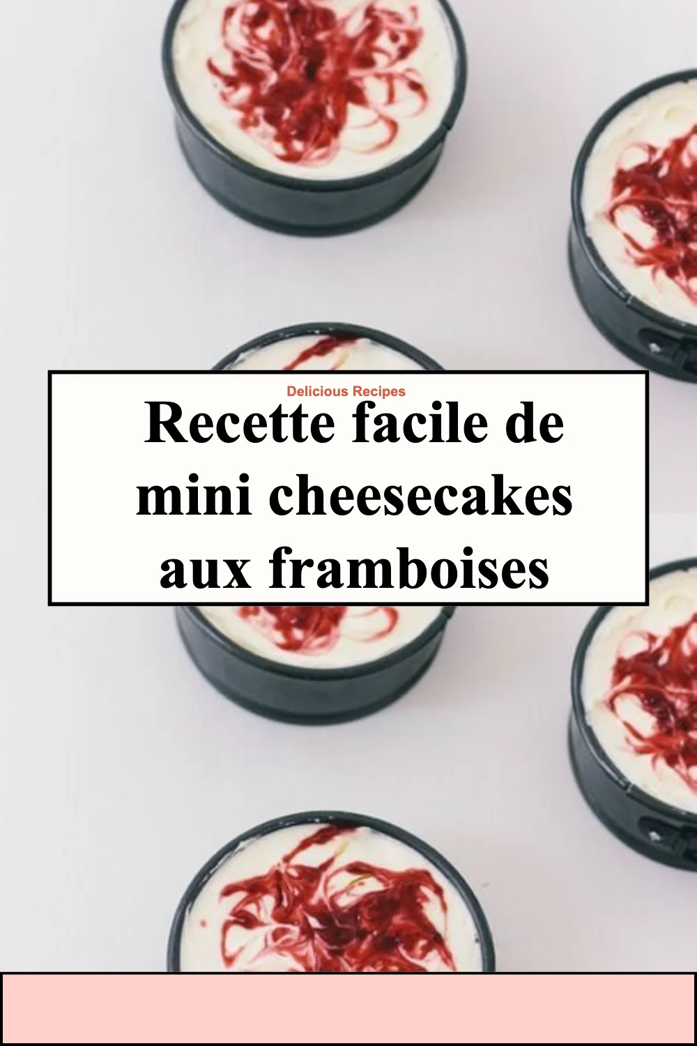 Mini cheesecakes aux framboises prêt à être dégusté