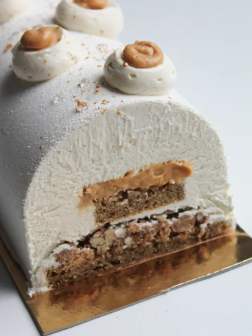 Bûche de Noël vanille caramel pécan, dessert de Noël traditionnel