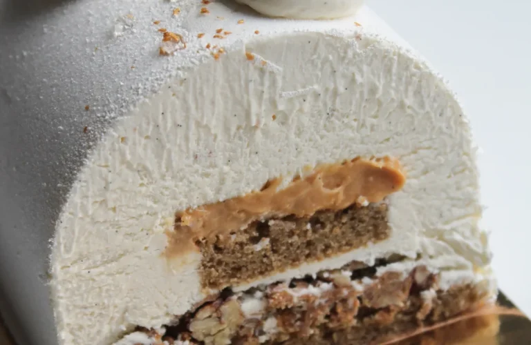 Bûche de Noël vanille caramel pécan, dessert de Noël traditionnel