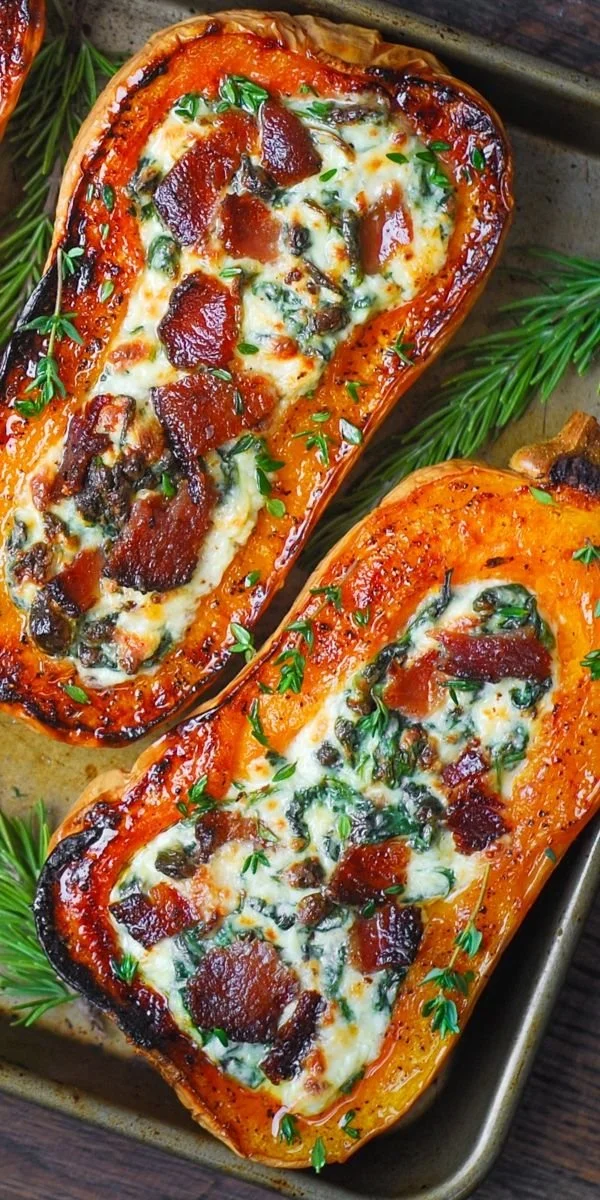 Accompagnement d'automne : Courge butternut farcie aux épinards, au bacon et au fromage.