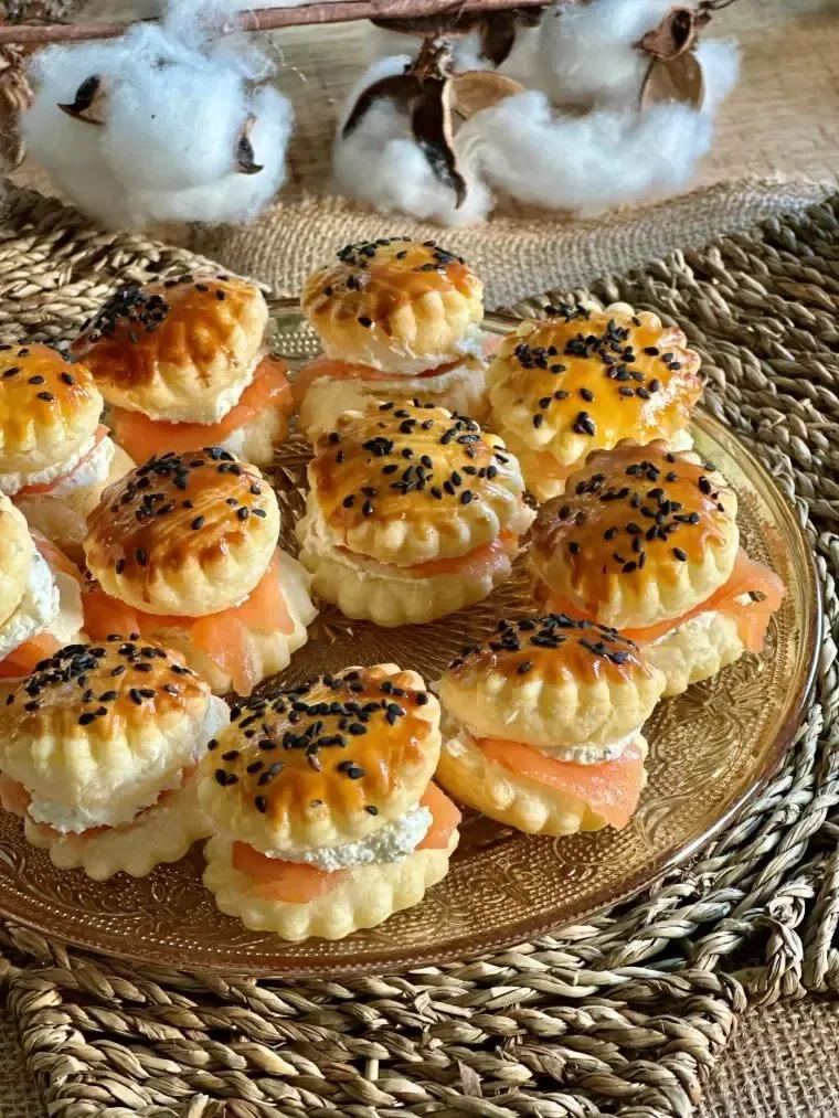Bouch&eacute;es feuillet&eacute;es au saumon fum&eacute; | Recette | Feuillet&eacute; saumon ap&eacute;ro, Feuillet&eacute;s saumon, Bouch&eacute;es feuillet&eacute;es ap&eacute;ritif