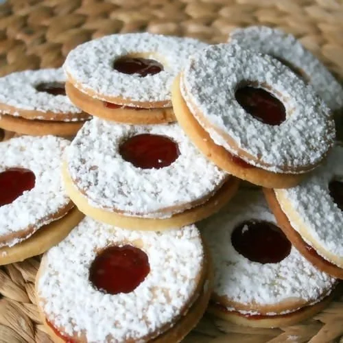 Bredele aux confitures, une excellente recette à essayer sans tarder. Recette de biscuits de Noël alsaciens. | Recette alsacienne de bredele, biscuit de Noël alsacien, gâteau de Noël alsacien.