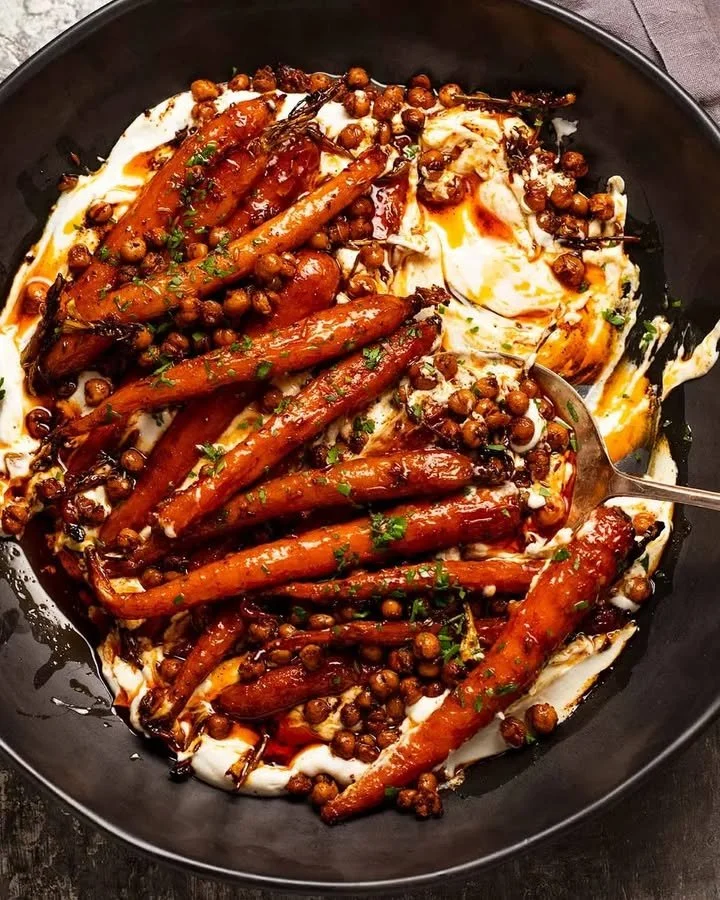 Carottes Épicées au Sirop d'Érable avec Pois Chiches Croquants