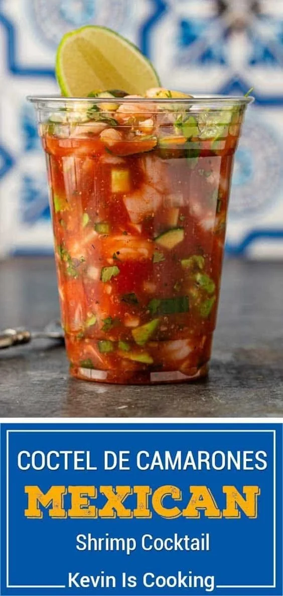 Cocktail de crevettes à la mexicaine : un plat de cocktail de crevettes mexicain avec des tonnes de tomates, d'oignons et de piments dans une sauce épicée et zestée…