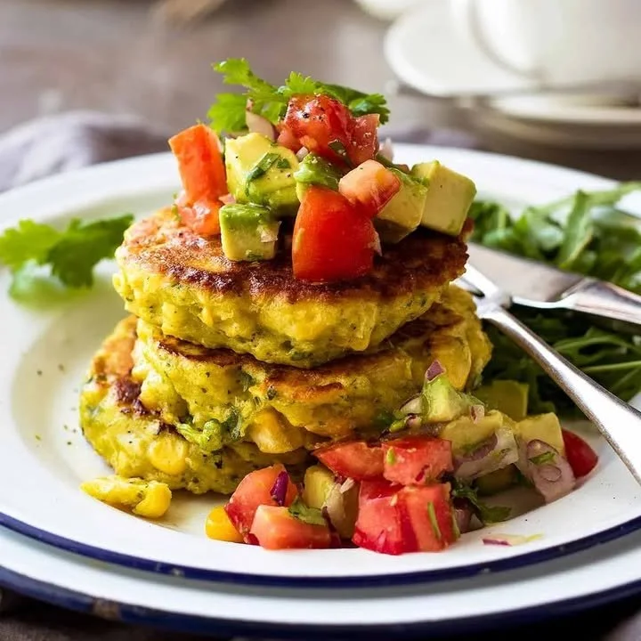 Fritters de ma&iuml;s avec salsa d'avocat