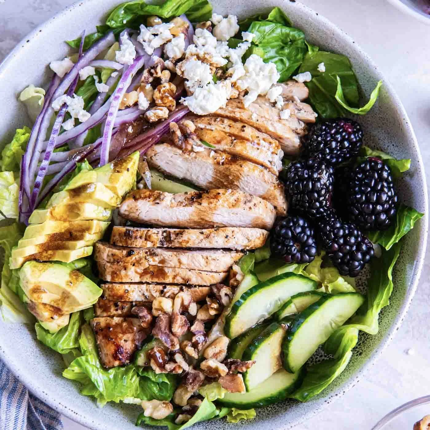 La MEILLEURE salade de poulet grill&eacute;