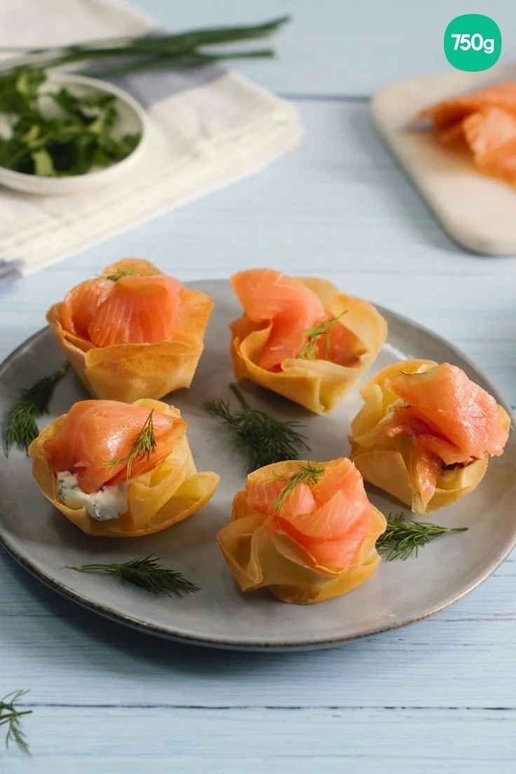 Nids de feuilles de brick au saumon fum&eacute; et fromage aux herbes