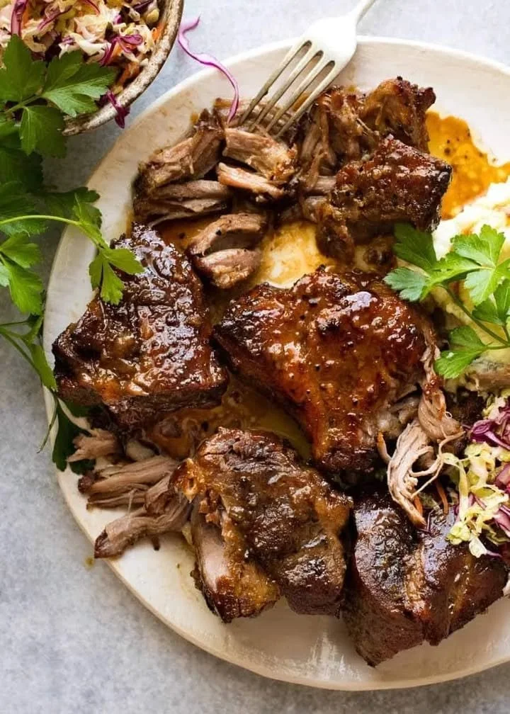 Porc rôti au beurre à l'ail et au sucre brun
