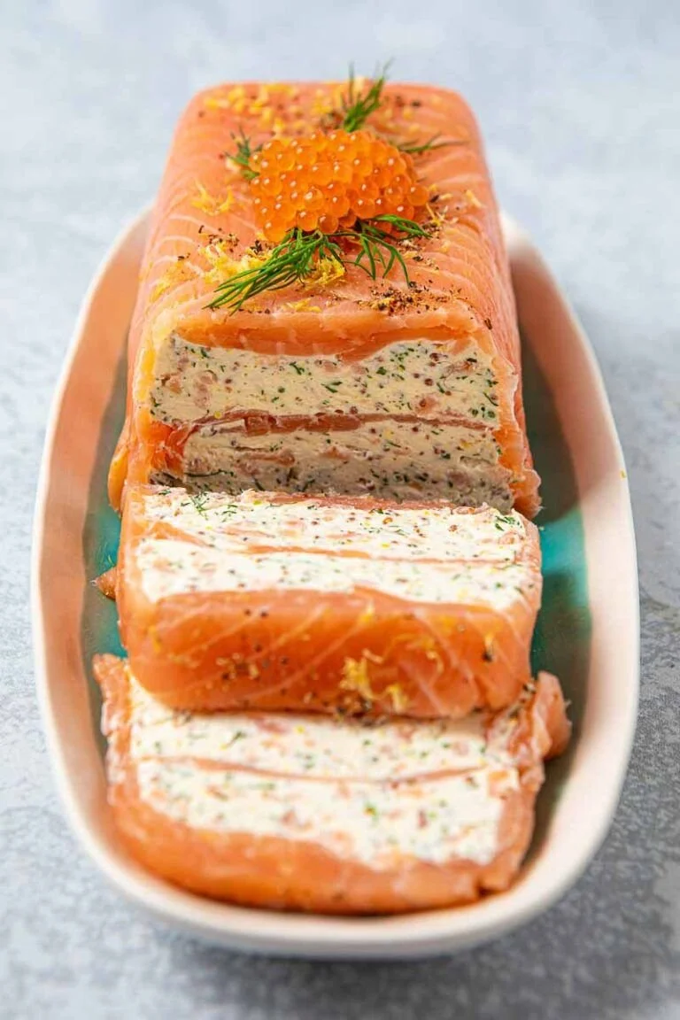 Recette de Terrine de Saumon Fum&eacute; - Entr&eacute;e Parfaite pour No&euml;l | Terrine de saumon au fum&eacute; de No&euml;l, Recettes de terrine de saumon, Mousse de saumon