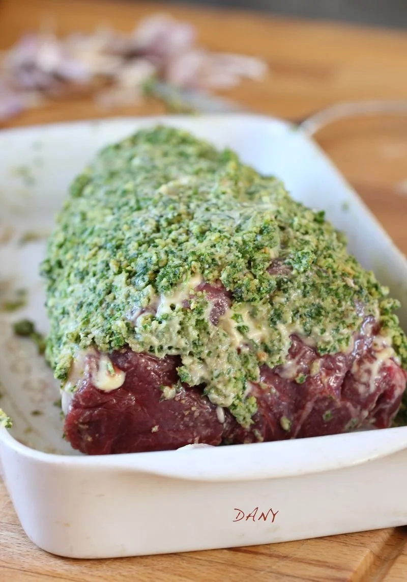 R&Ocirc;TI DE B&OElig;UF EN CR&Ocirc;UTE D&rsquo;HERBES