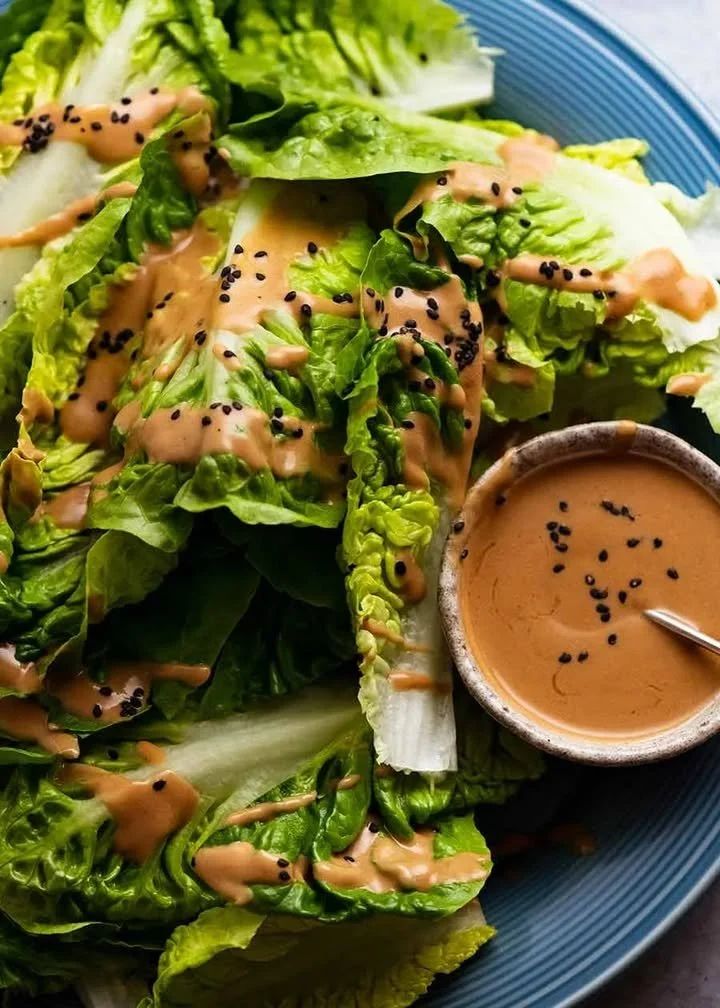Salade de Laitue au Saus de S&eacute;same Cr&eacute;meux