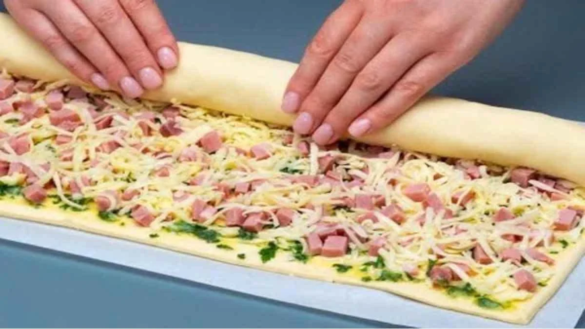 Today, we are going to make an exquisite appetizer recipe. The puff pastry rolls with ham and cheese will… | What to do with a rectangular puff pastry, Ham and cheese roll appetizer, Puff pastry roll