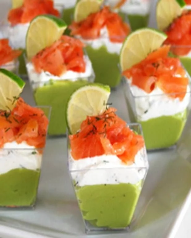 Verrines avocado, cream cheese with herbs and smoked salmon for 12 people - Recipes - Elle à Table